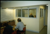 <h5>Test af den nye indretning i 1994.</h5><p>Kommandorummet med ABC-central og varslingsplads i baggrunden.</p>